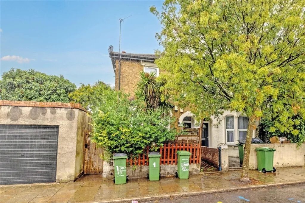3 bed flat for sale, Fairthorn Road, London, SE7