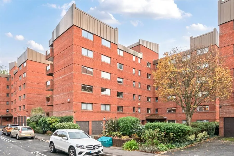 2 bed flat for sale, Spencer Close, London, N3