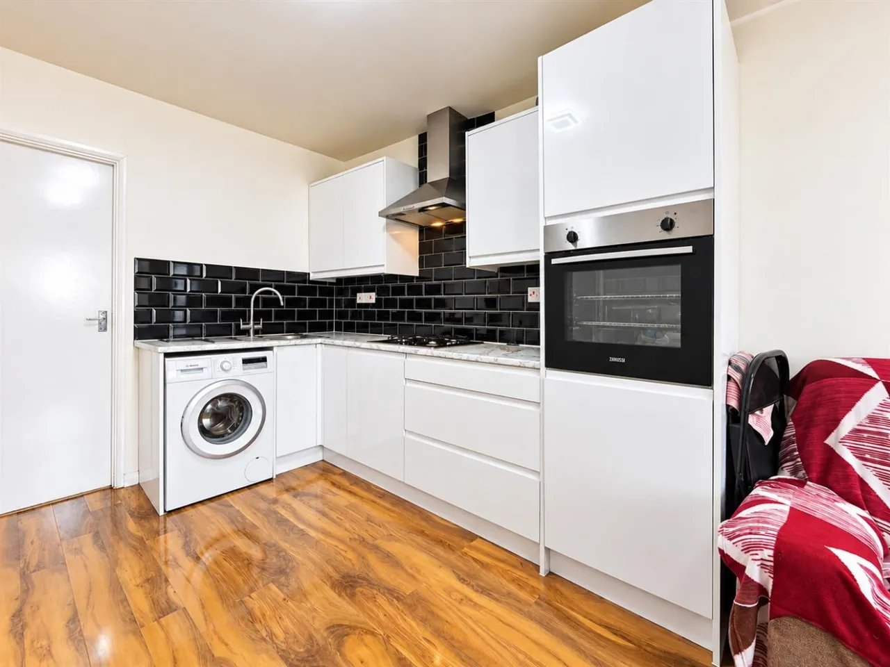 Longford Avenue, Southall, UB1, photo 2