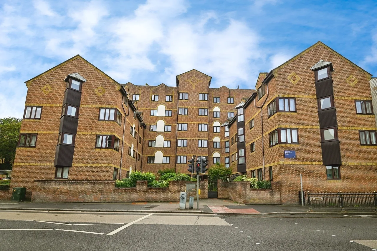 1 bed flat for sale, High Street, Rochester, ME1