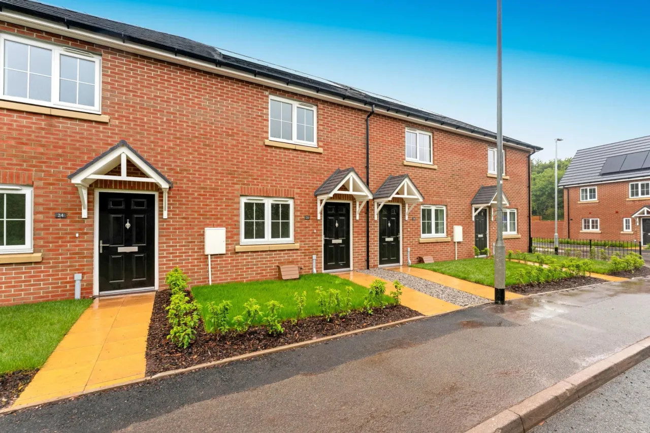 2 bed property for sale, Meadow View, Newcastle under Lyme