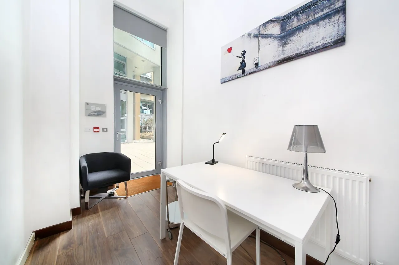 Bridges Court Road, London, SW11, photo 8
