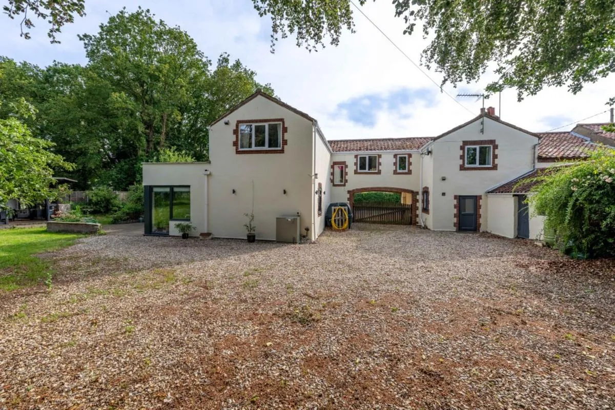 Substantial family home offering versatile multigenerational living with no onward chain, photo 41