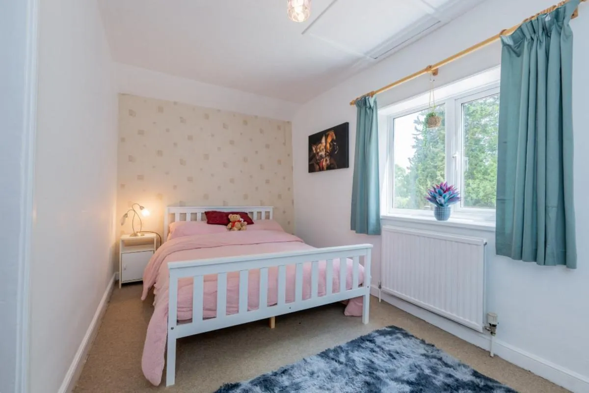 Substantial family home offering versatile multigenerational living with no onward chain, photo 13