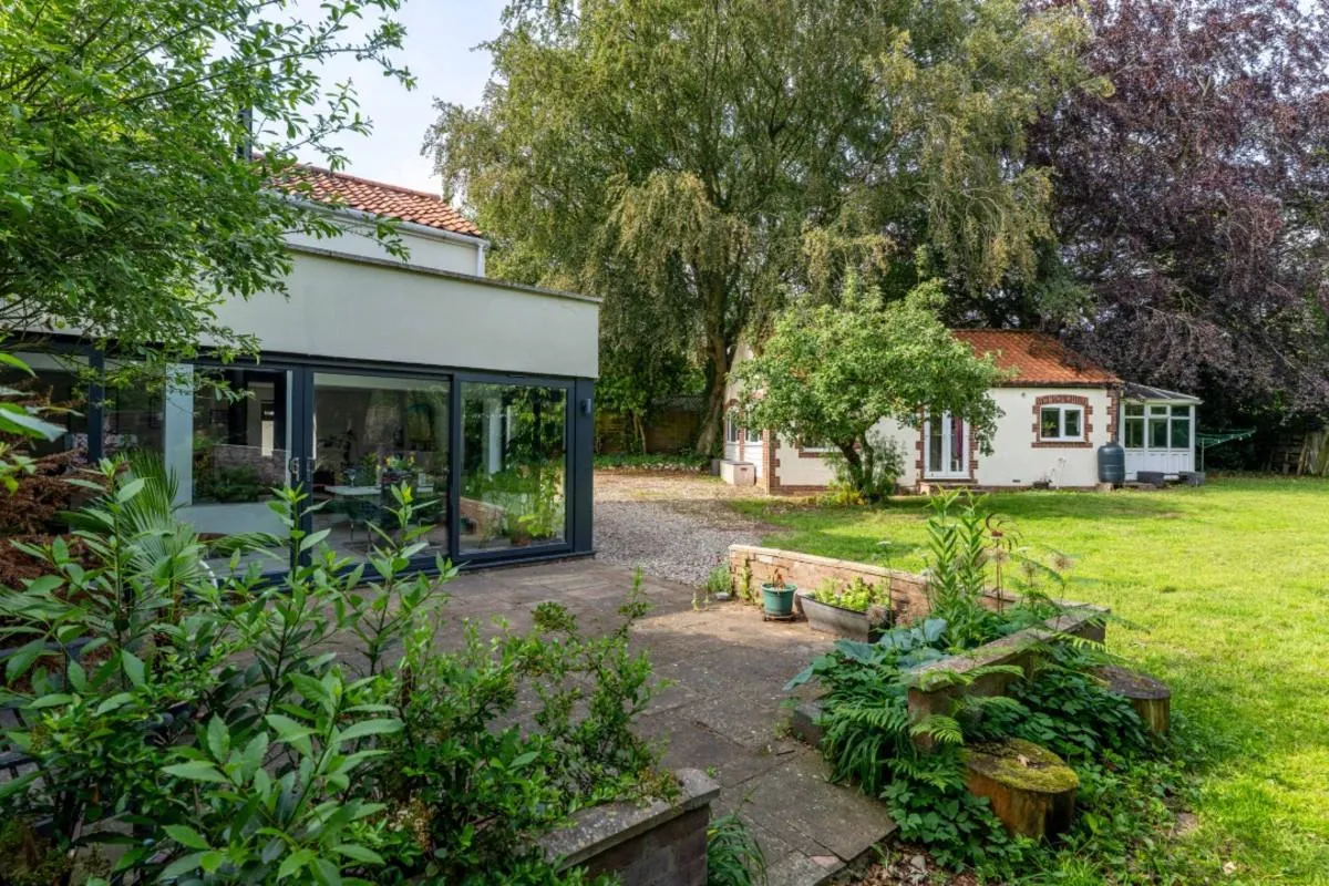 Substantial family home offering versatile multigenerational living with no onward chain, photo 38