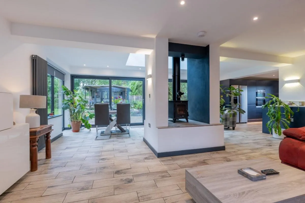 Substantial family home offering versatile multigenerational living with no onward chain, photo 8