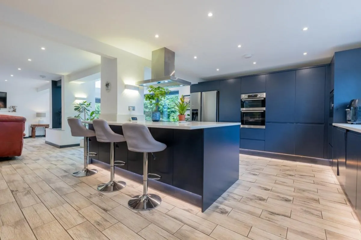 Substantial family home offering versatile multigenerational living with no onward chain, photo 7
