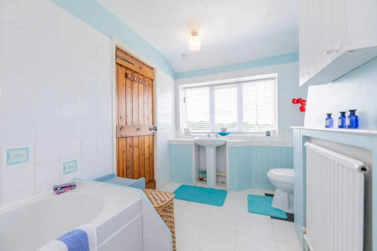 Substantial family home offering versatile multigenerational living with no onward chain, photo 15