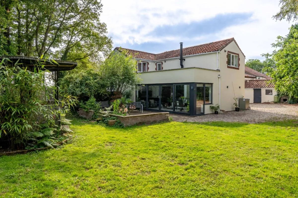 Substantial family home offering versatile multigenerational living with no onward chain, photo 37