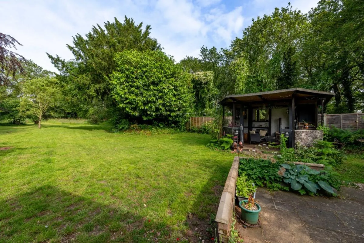 Substantial family home offering versatile multigenerational living with no onward chain, photo 40