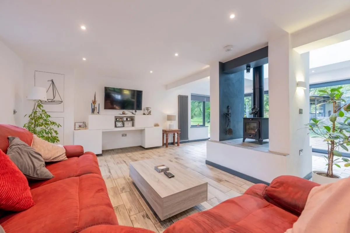Substantial family home offering versatile multigenerational living with no onward chain, photo 4