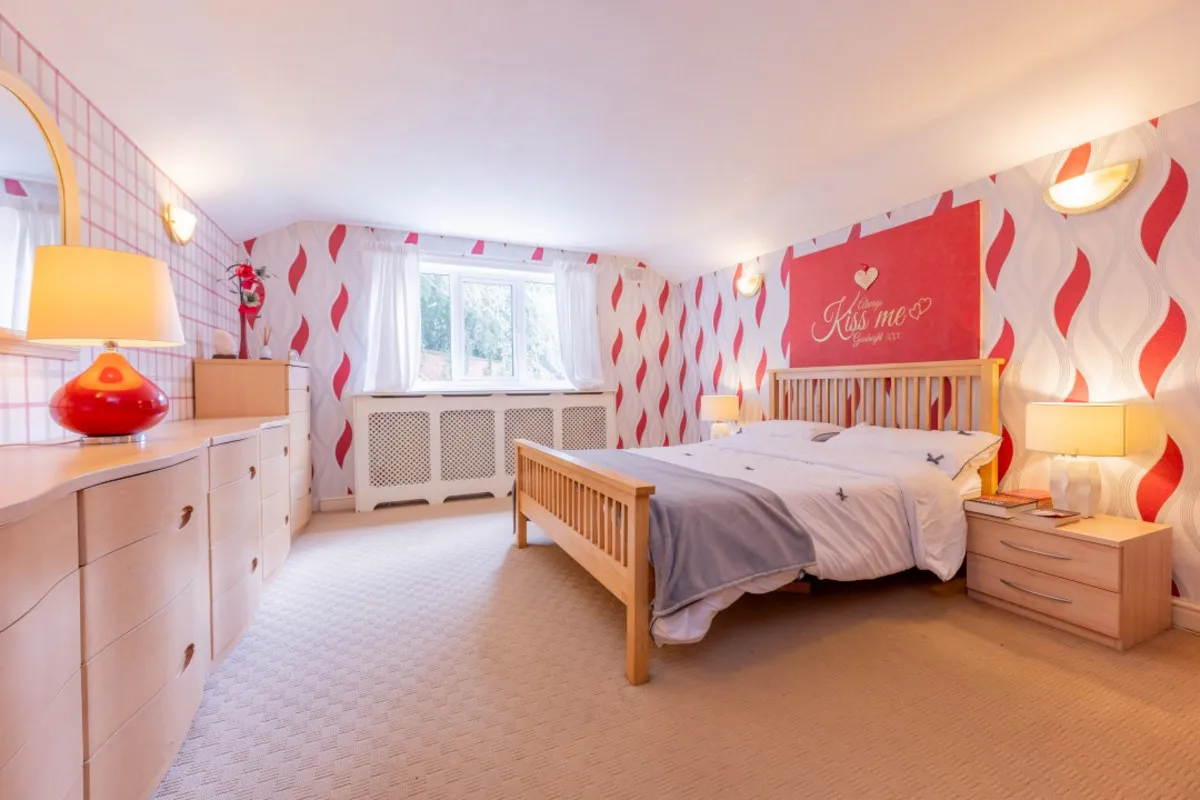 Substantial family home offering versatile multigenerational living with no onward chain, photo 17