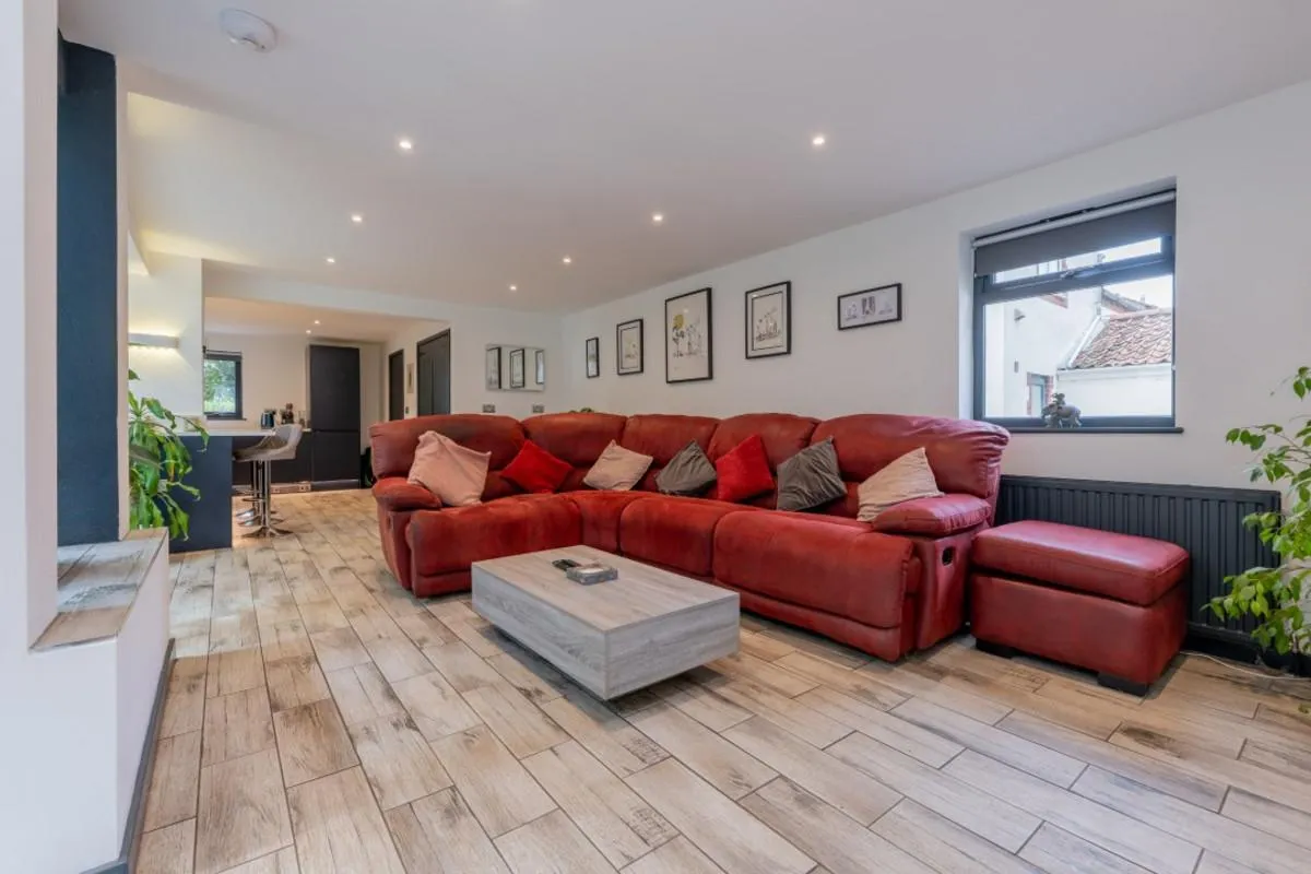 Substantial family home offering versatile multigenerational living with no onward chain, photo 9
