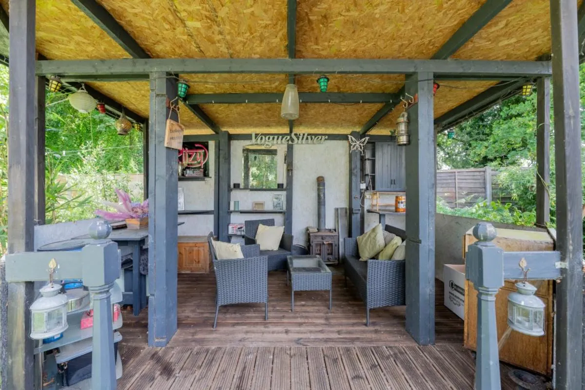 Substantial family home offering versatile multigenerational living with no onward chain, photo 35