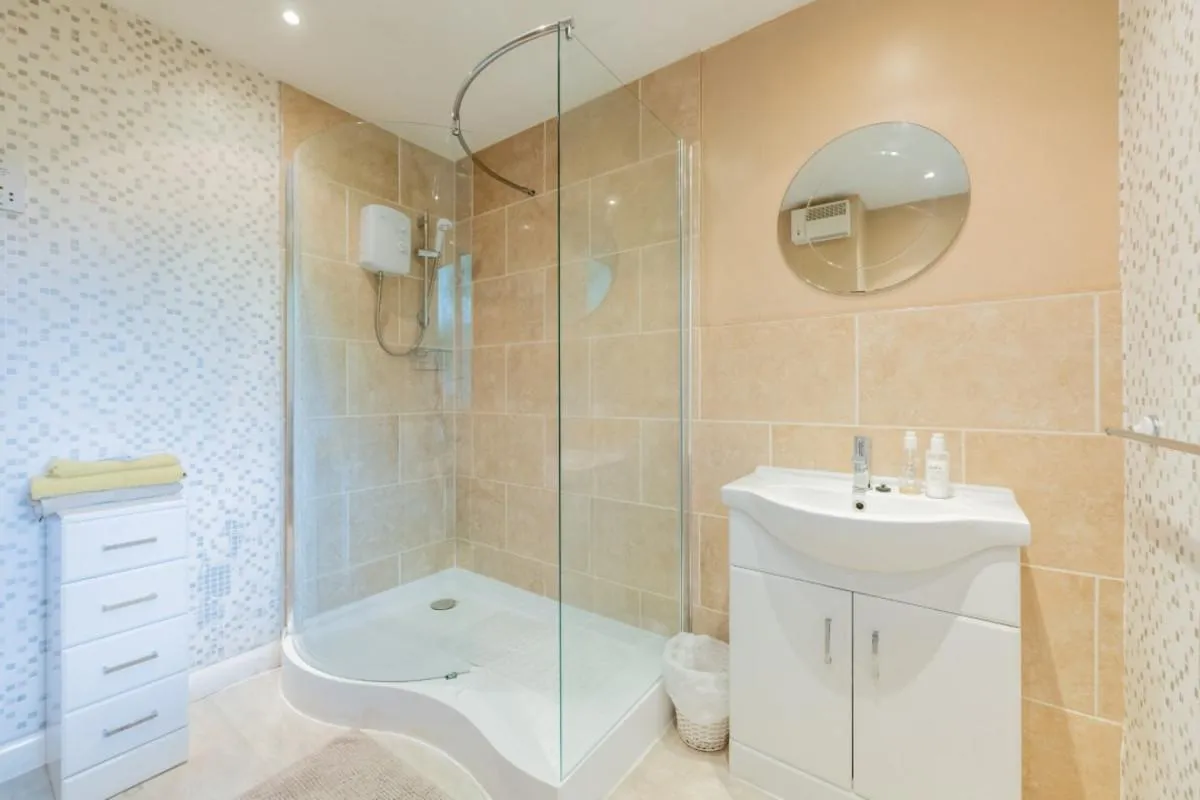 Substantial family home offering versatile multigenerational living with no onward chain, photo 30