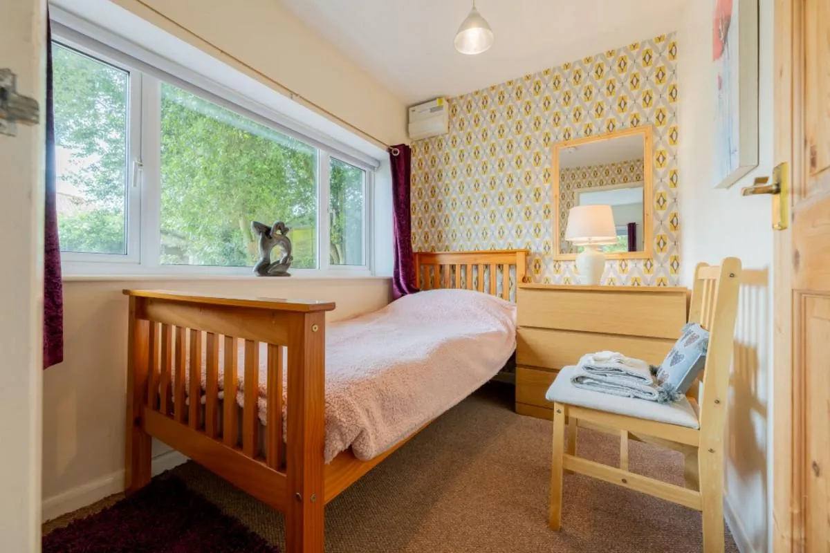 Substantial family home offering versatile multigenerational living with no onward chain, photo 28