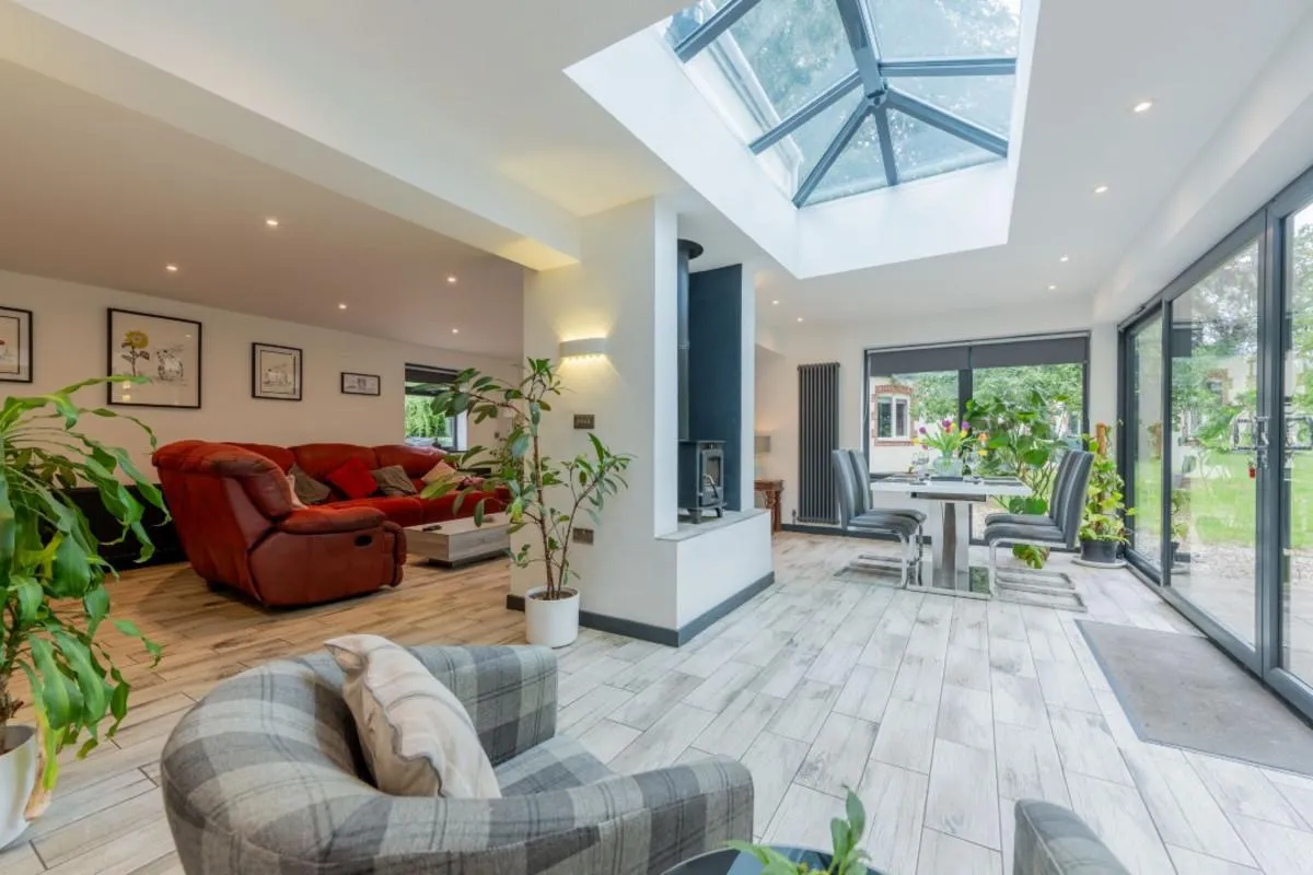 Substantial family home offering versatile multigenerational living with no onward chain, photo 3