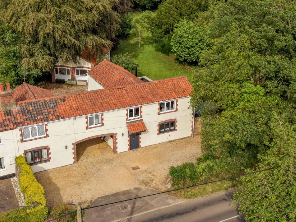 Substantial family home offering versatile multigenerational living with no onward chain, photo 36