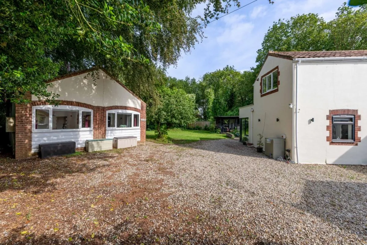 Substantial family home offering versatile multigenerational living with no onward chain, photo 24