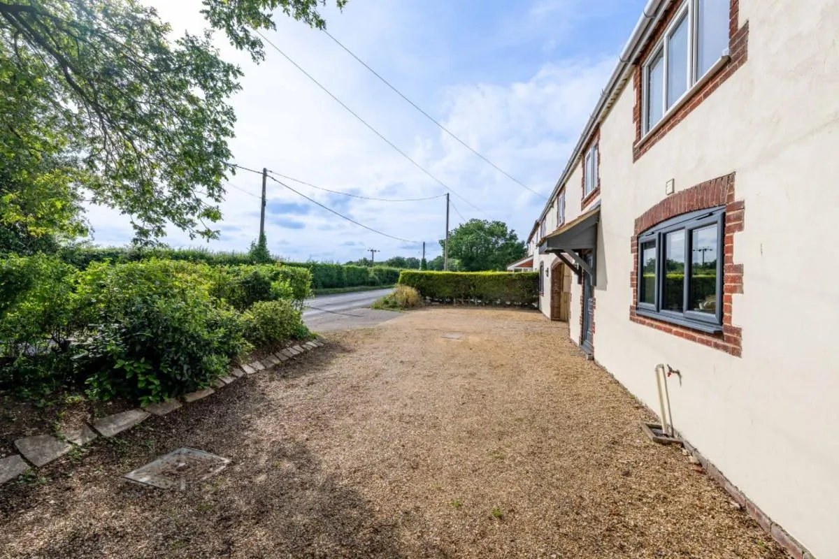 Substantial family home offering versatile multigenerational living with no onward chain, photo 23