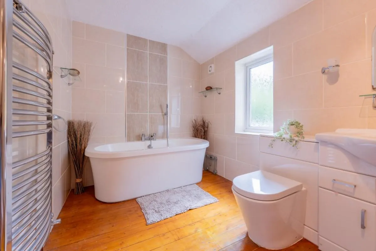 Substantial family home offering versatile multigenerational living with no onward chain, photo 20