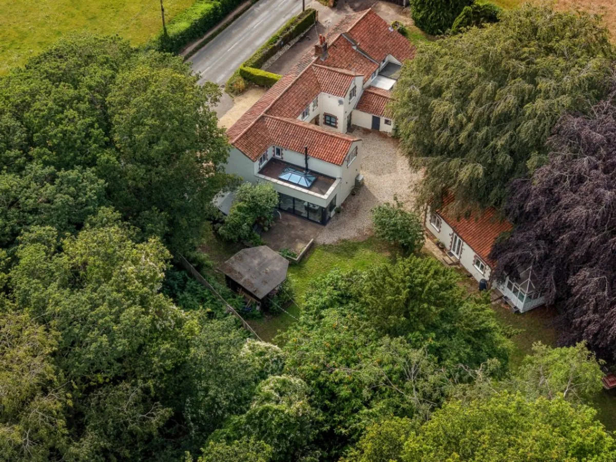 Substantial family home offering versatile multigenerational living with no onward chain, photo 2