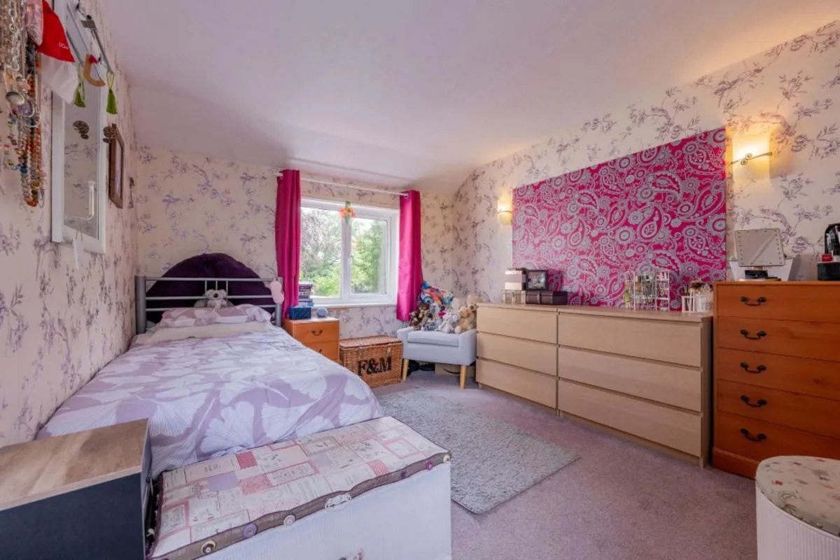 Substantial family home offering versatile multigenerational living with no onward chain, photo 18