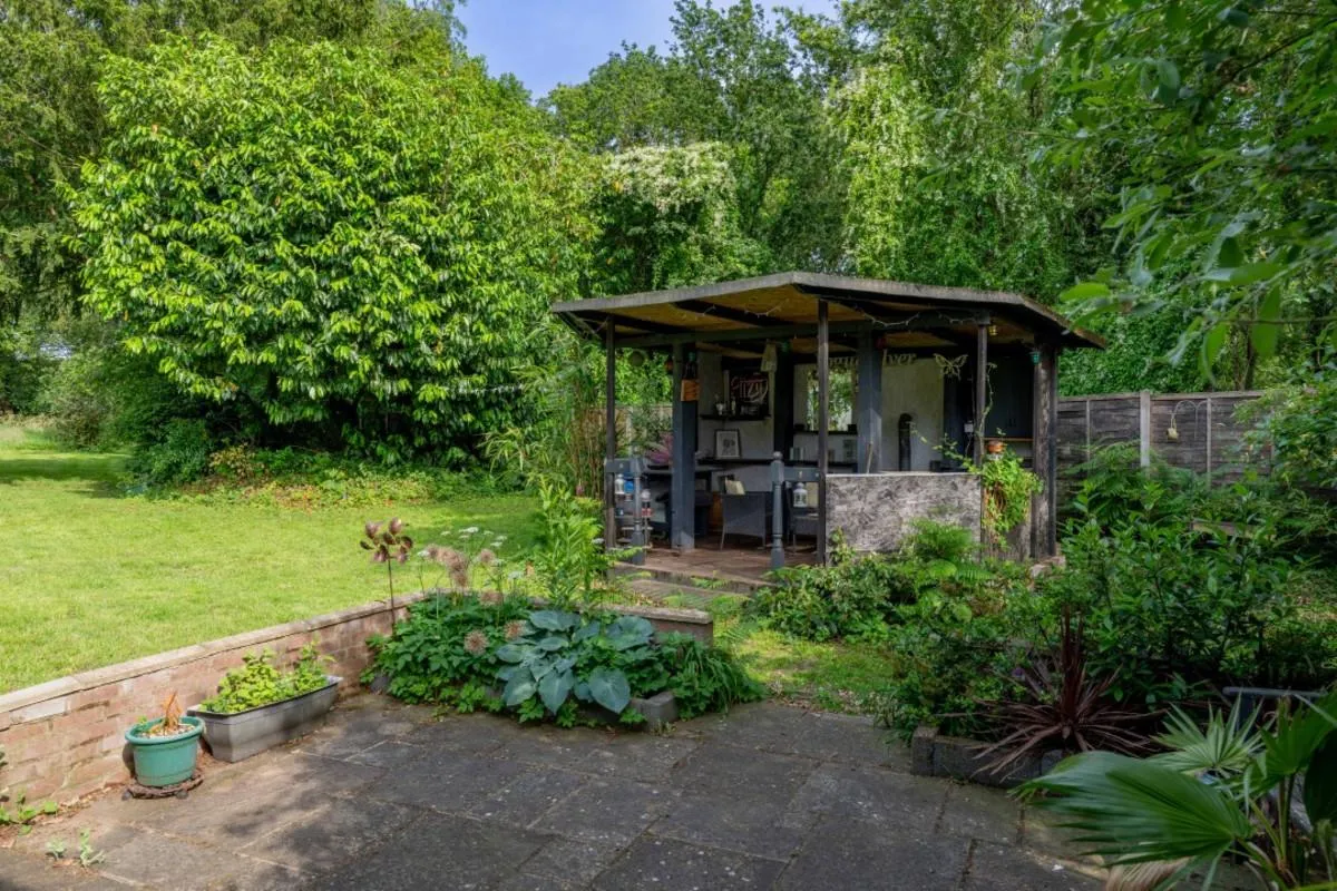 Substantial family home offering versatile multigenerational living with no onward chain, photo 34