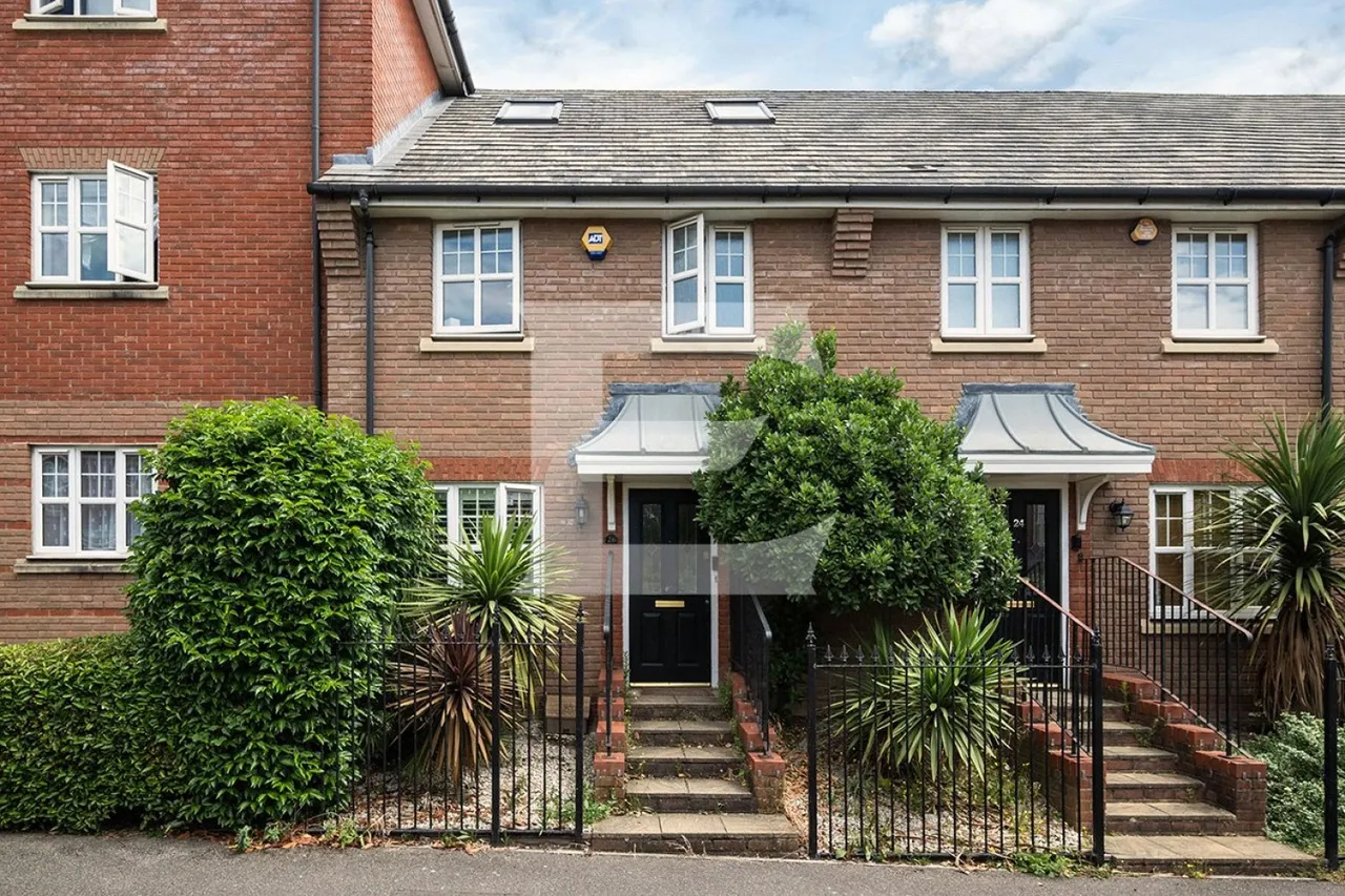4 bed house for sale, Kingsbridge Drive, Mill Hill, NW7