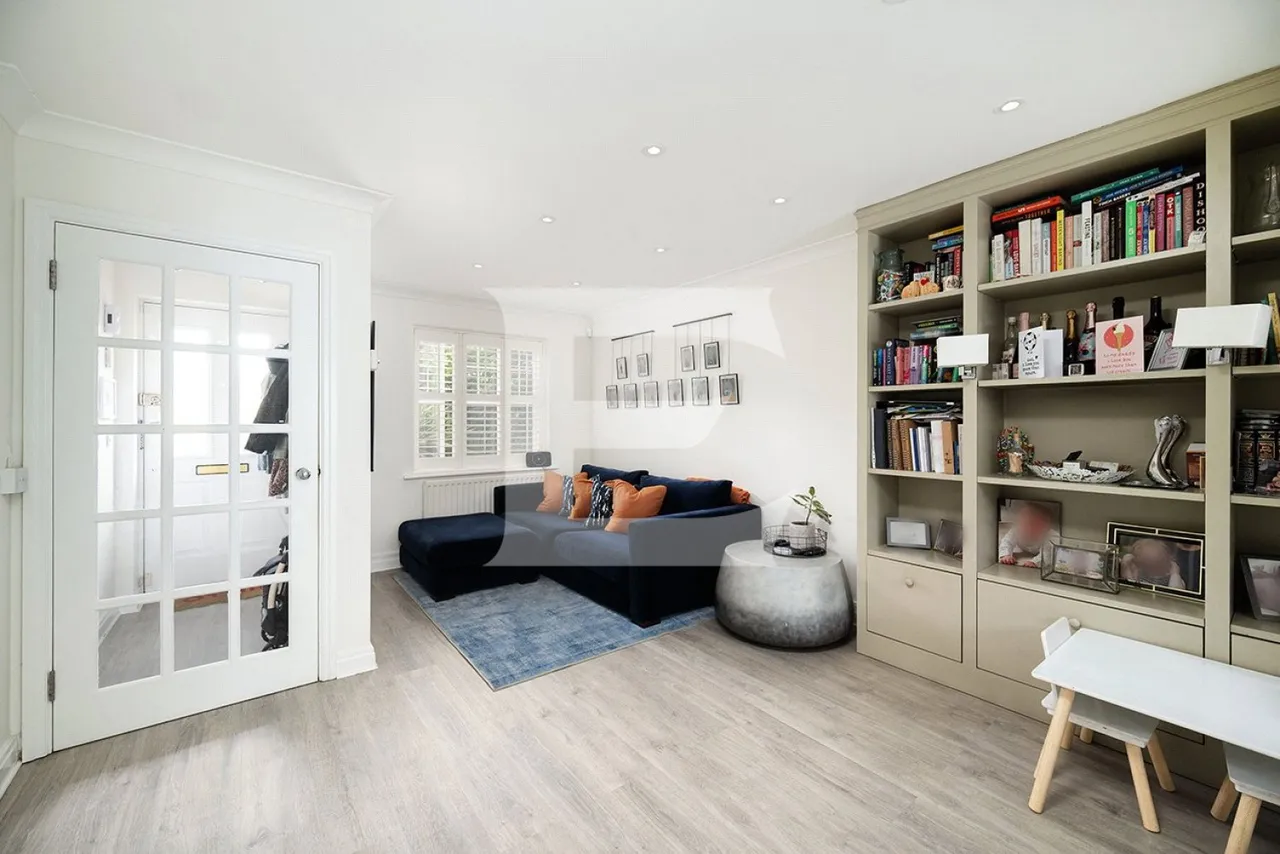 Kingsbridge Drive, Mill Hill, NW7, photo 12