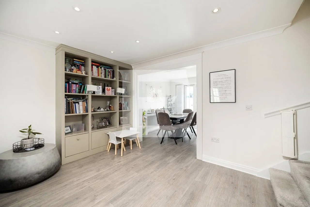 Kingsbridge Drive, Mill Hill, NW7, photo 13