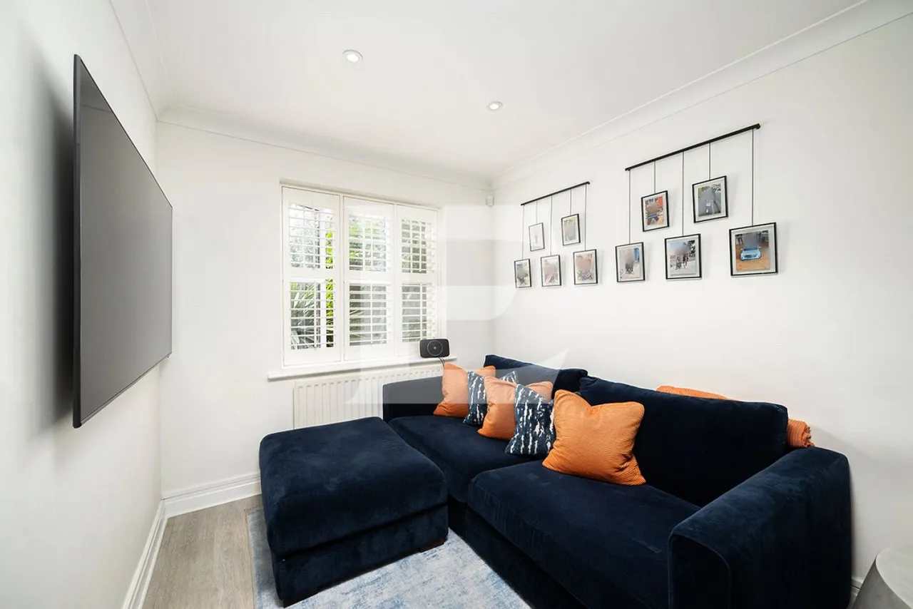 Kingsbridge Drive, Mill Hill, NW7, photo 2