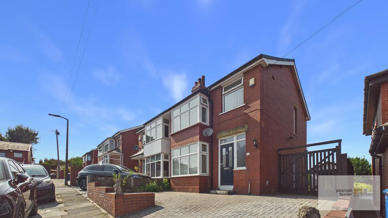 3 bed house for sale — Holcombe Avenue, Bury, BL8 2RN