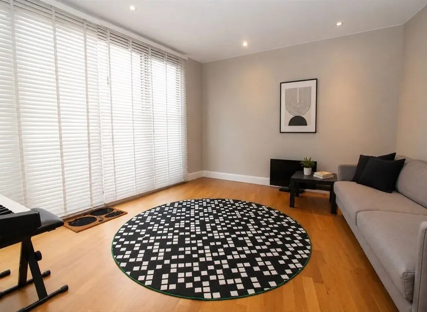 High Street, Acton, W3, photo 2