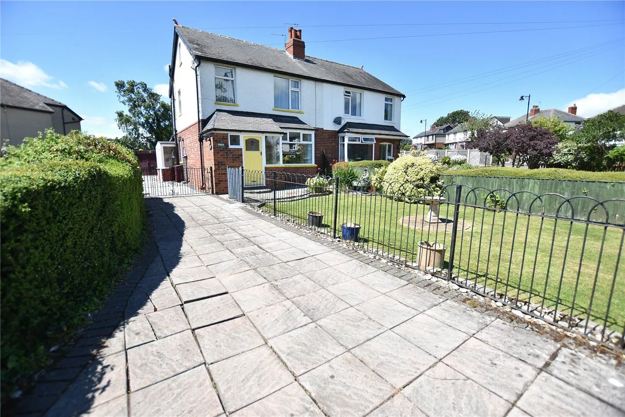 3 bed house for sale, Leeds Road, Scholes, LS15
