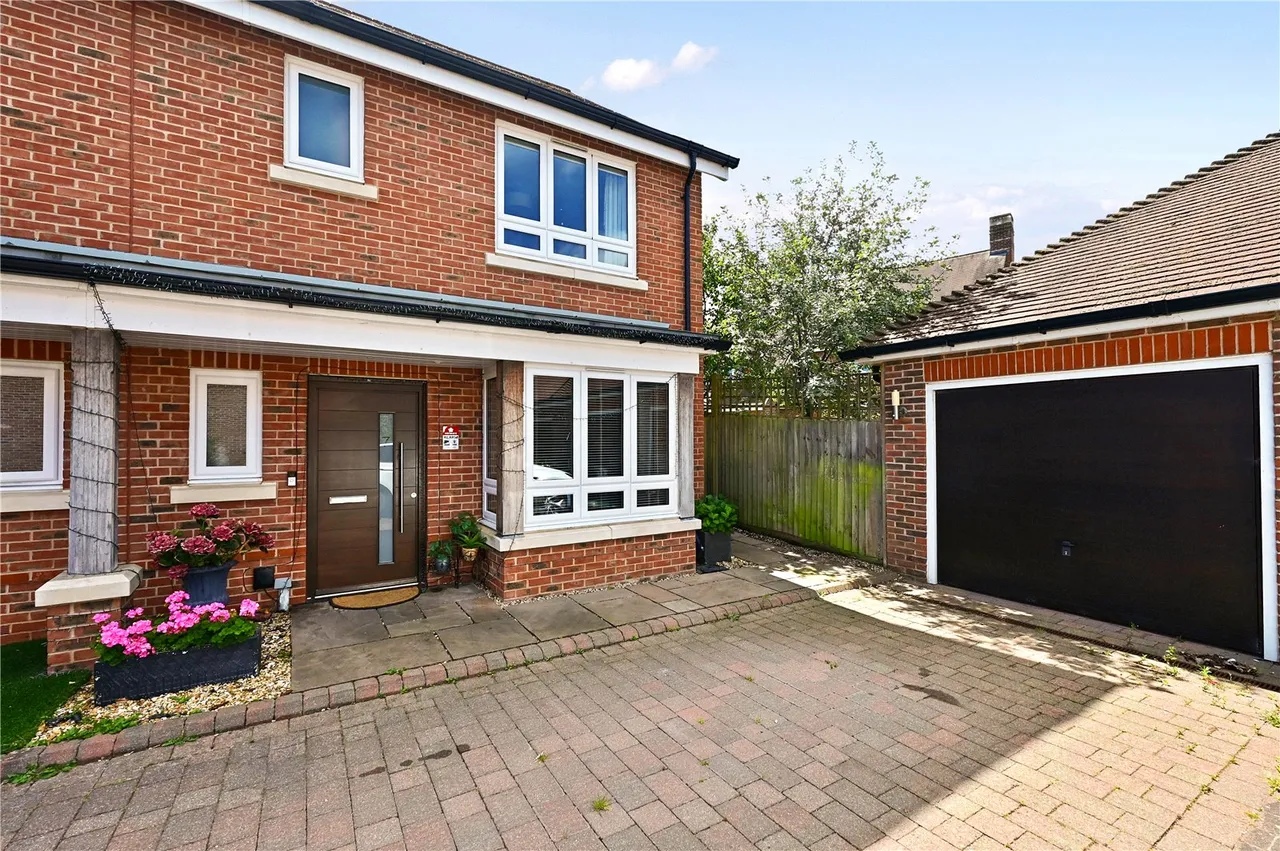 3 bed house to rent — Pipistrelle, Fleet, Hampshire, GU51 5BX