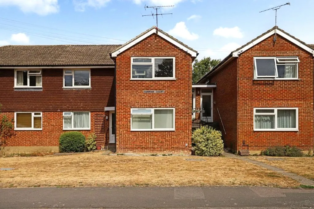 2 bed flat for sale, Alfred Road, Farnham, GU9