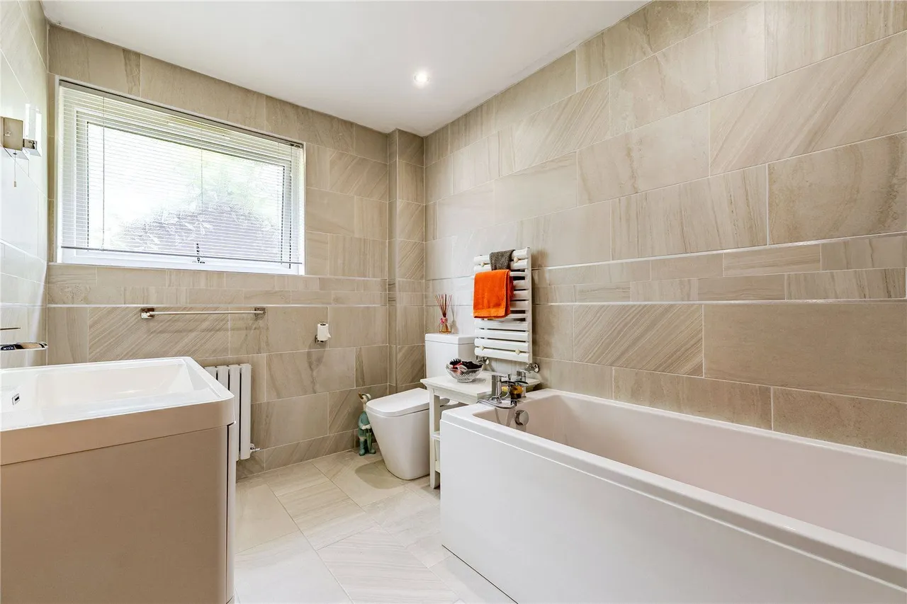 The Drive, Adel, LS16, photo 13