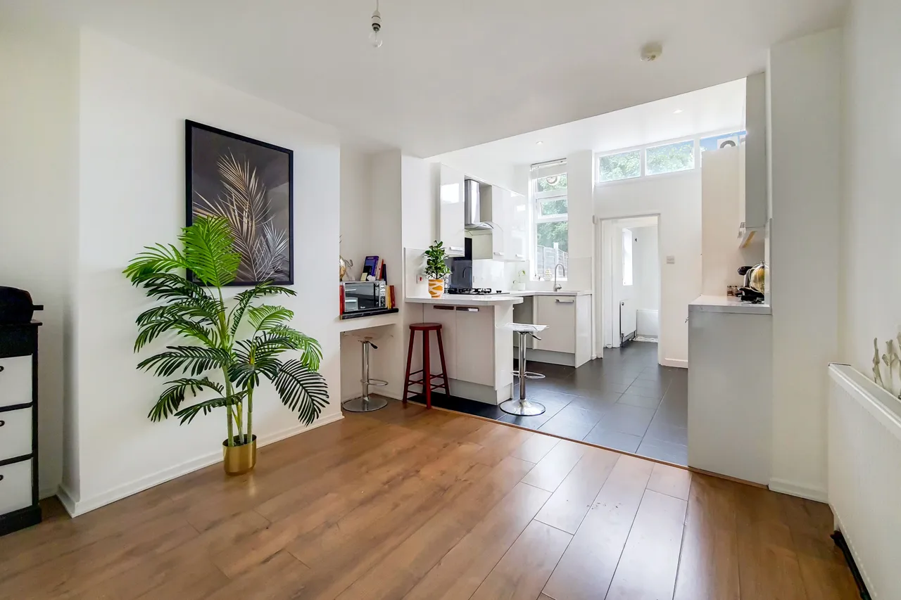 Mitcham, CR4, photo 5