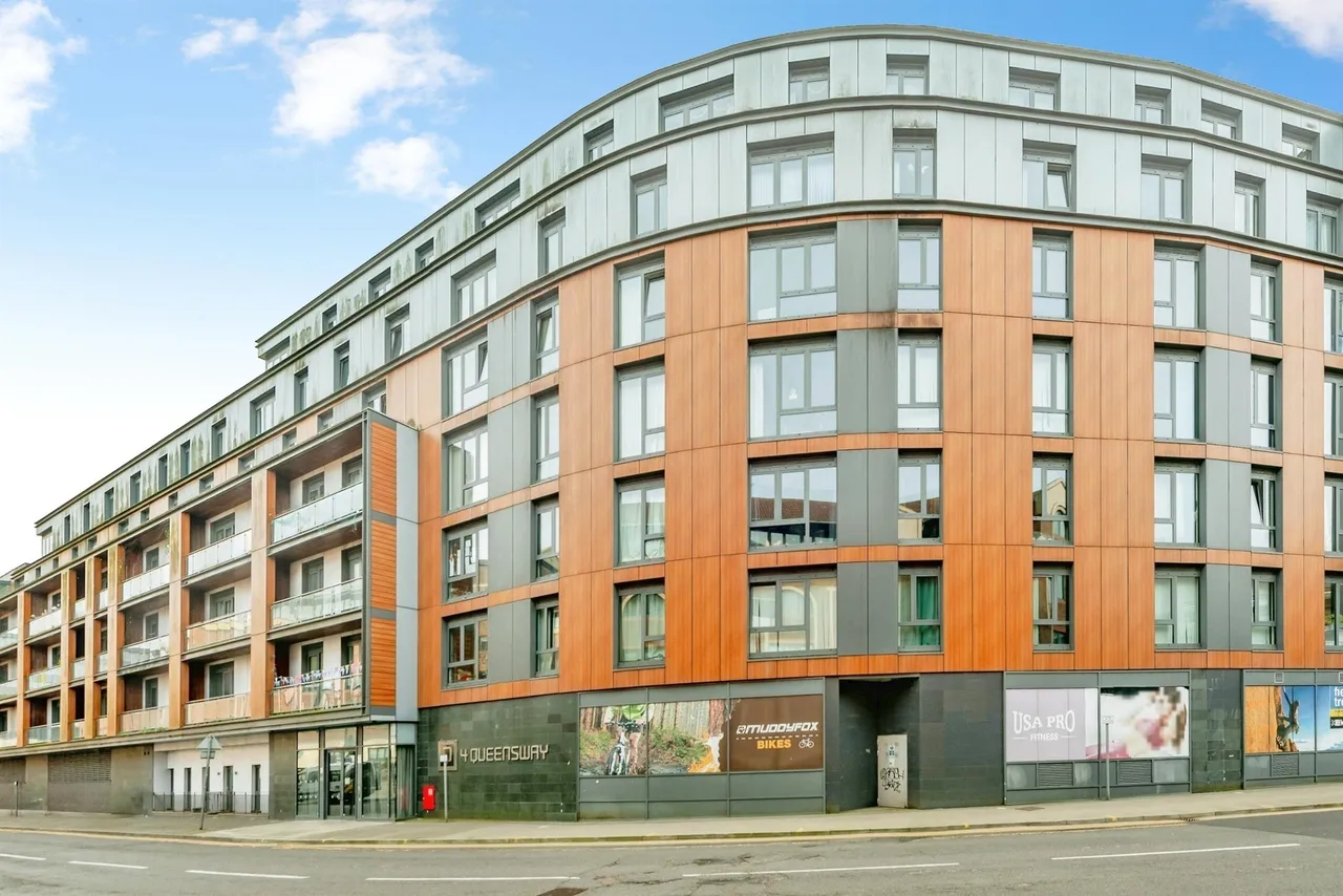 1 bed flat for sale — Queensway, Redhill