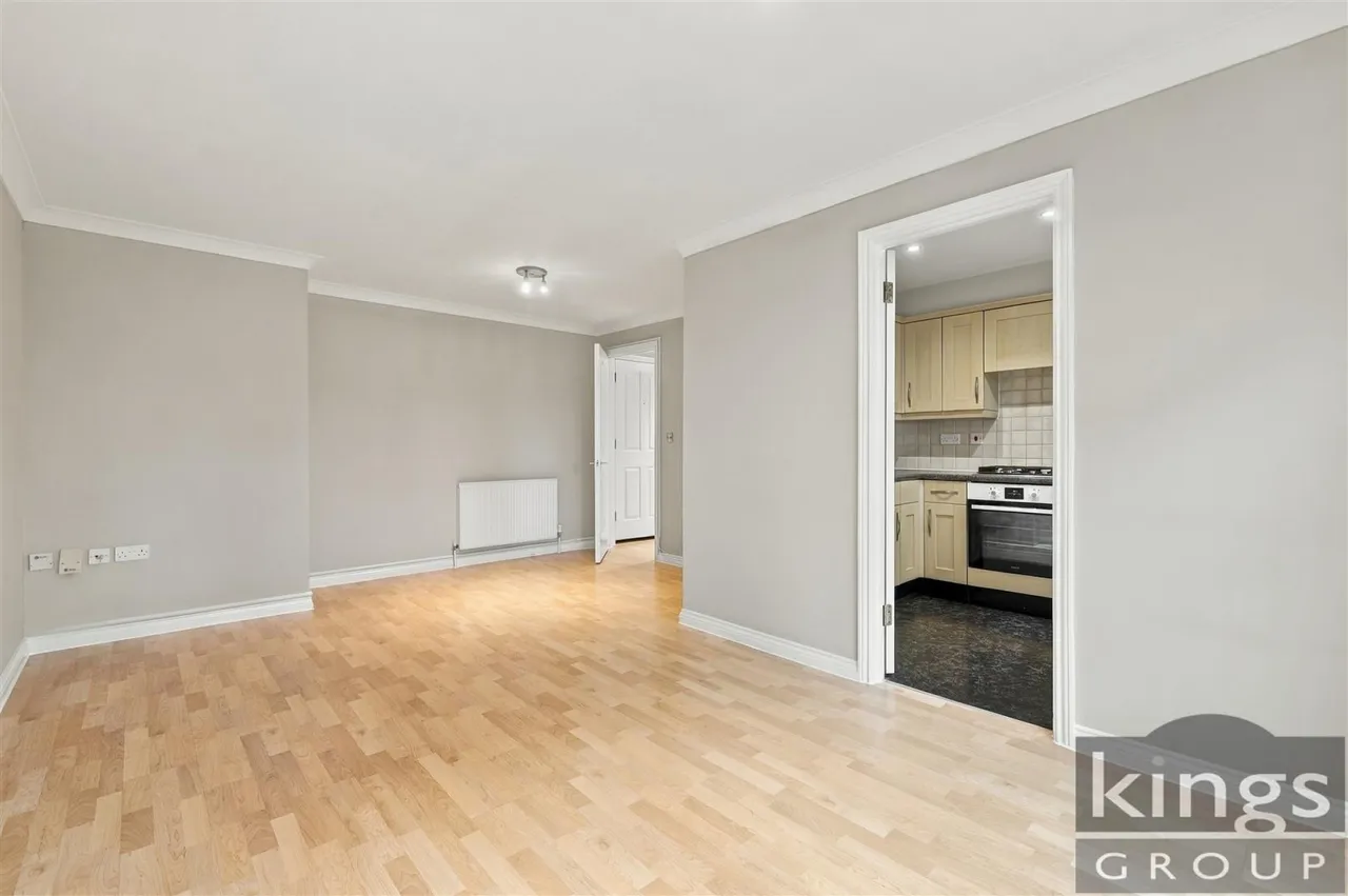 Cobham Close, Enfield, photo 5