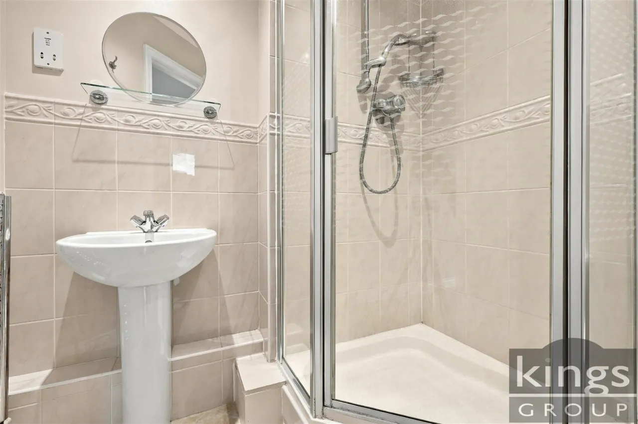 Cobham Close, Enfield, photo 11