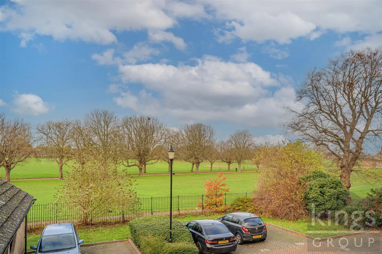 Cobham Close, Enfield, photo 4