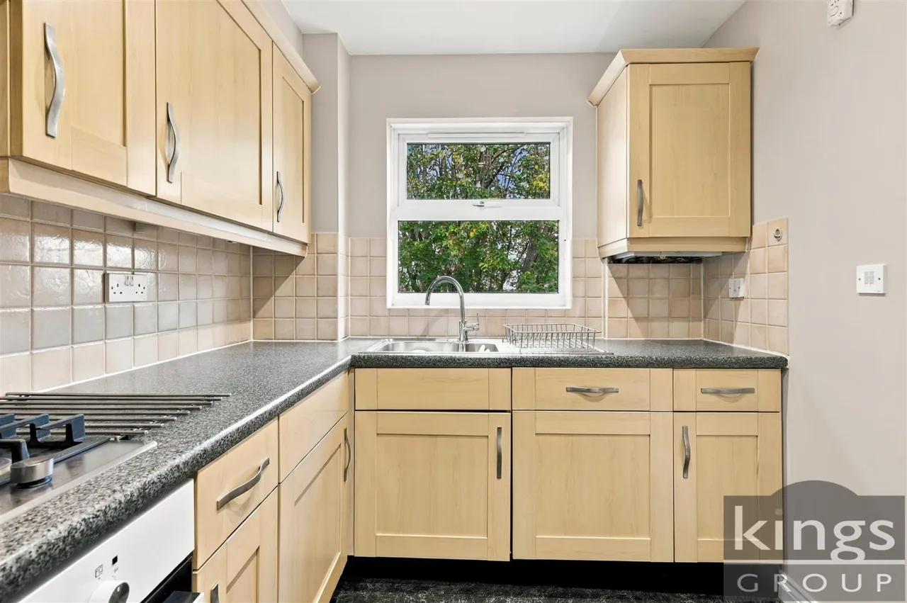 Cobham Close, Enfield, photo 7