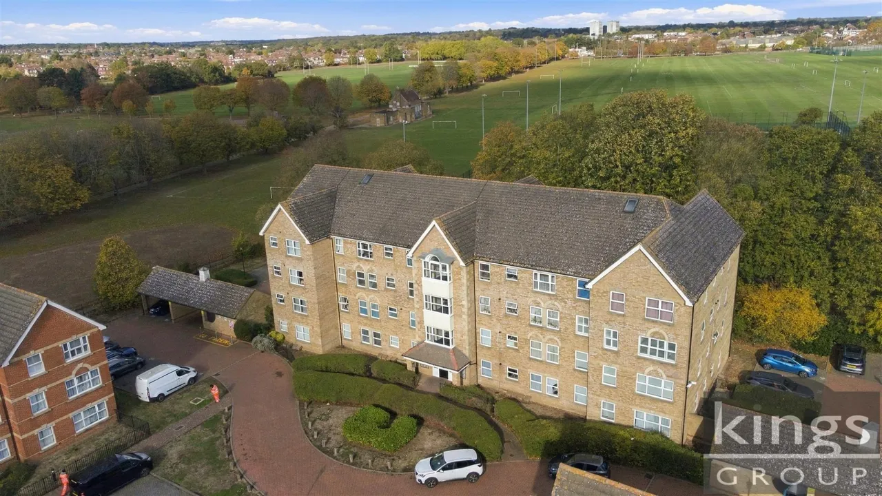 Cobham Close, Enfield, photo 15