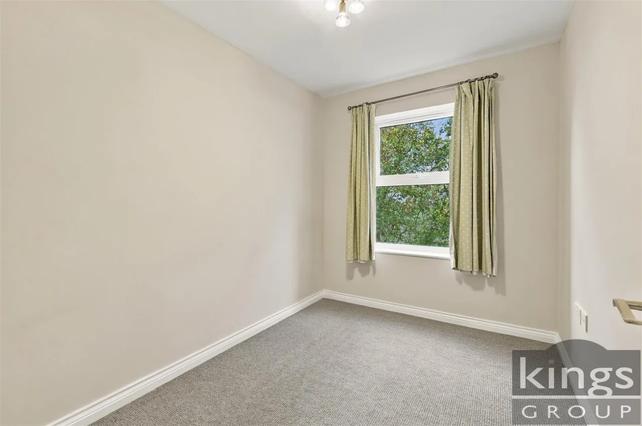 Cobham Close, Enfield, photo 12