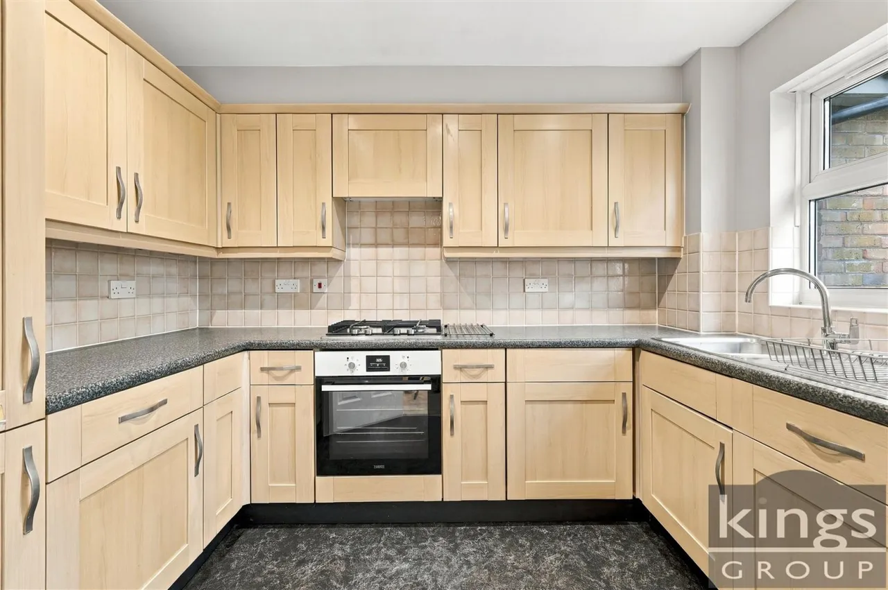 Cobham Close, Enfield, photo 6
