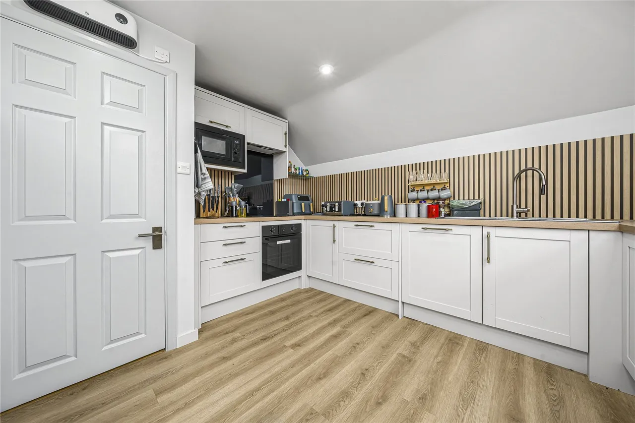 Hersham Road, Hersham, KT12, photo 2