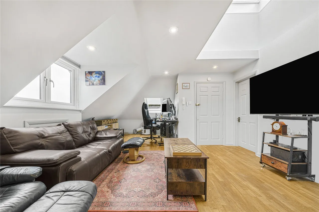 Hersham Road, Hersham, KT12, photo 3