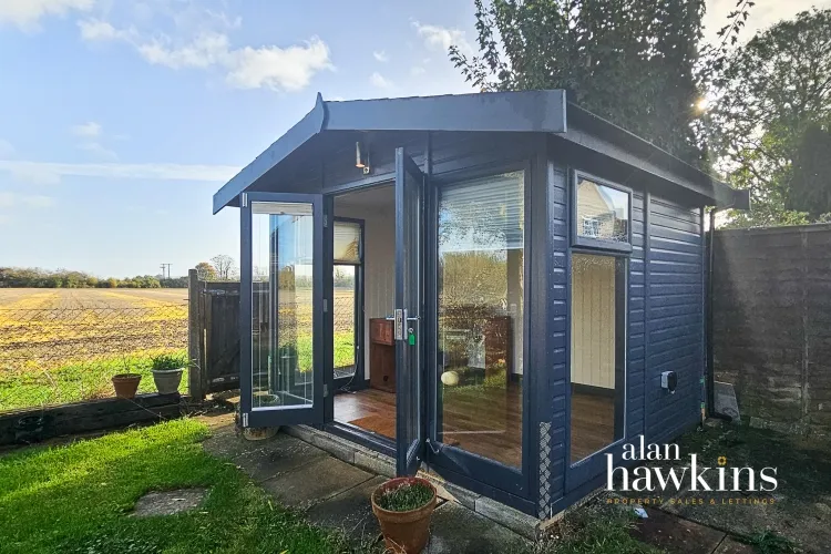 Lancaster Square, Lyneham, SN15, photo 5